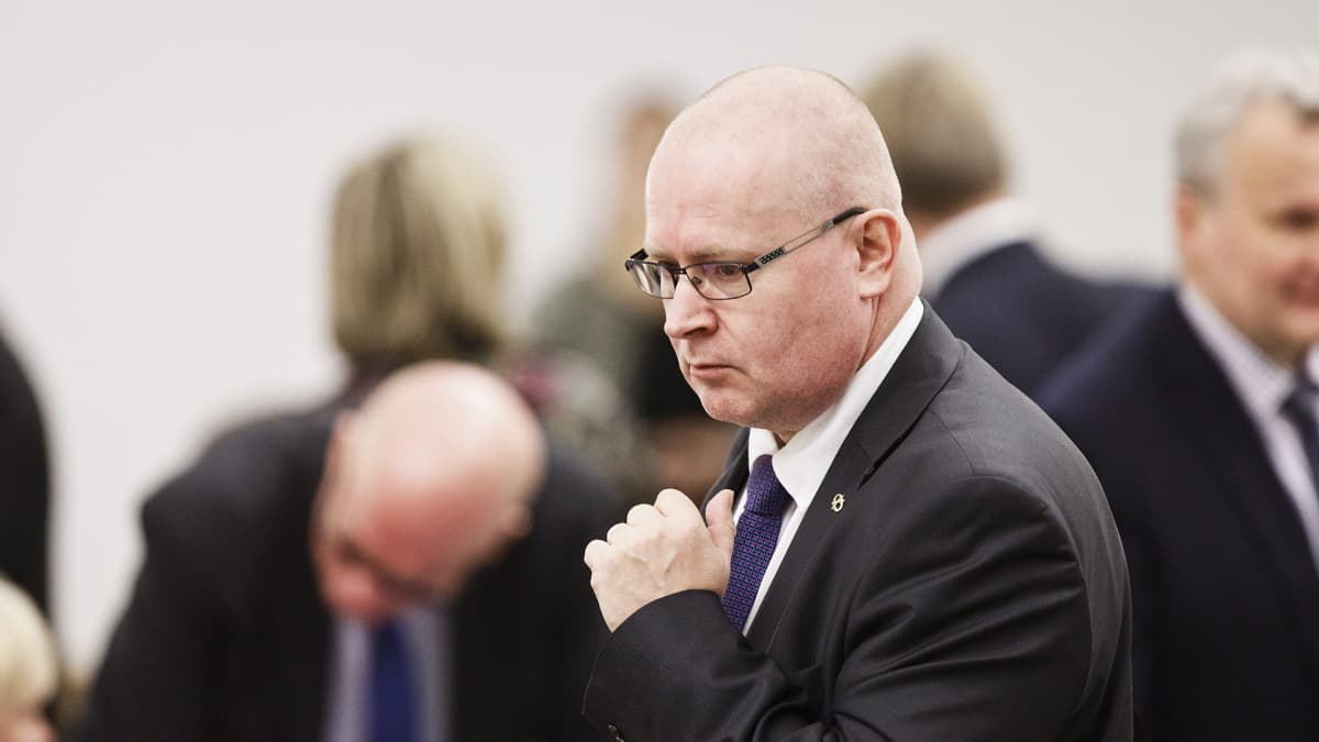 Oikeus- ja työministeri Jari Lindström eduskunnan täysistunnossa Helsingissä perjantaina 20. marraskuuta.