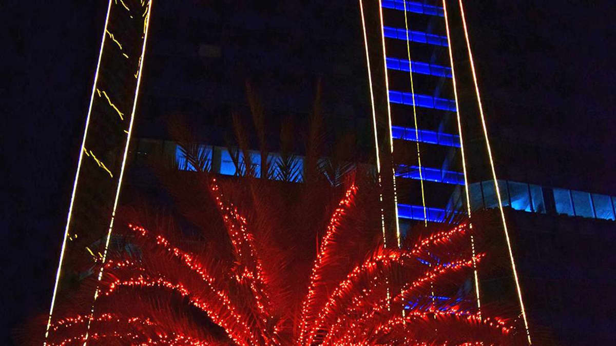 Jouluvaloin koristeltu palmu Manilassa.