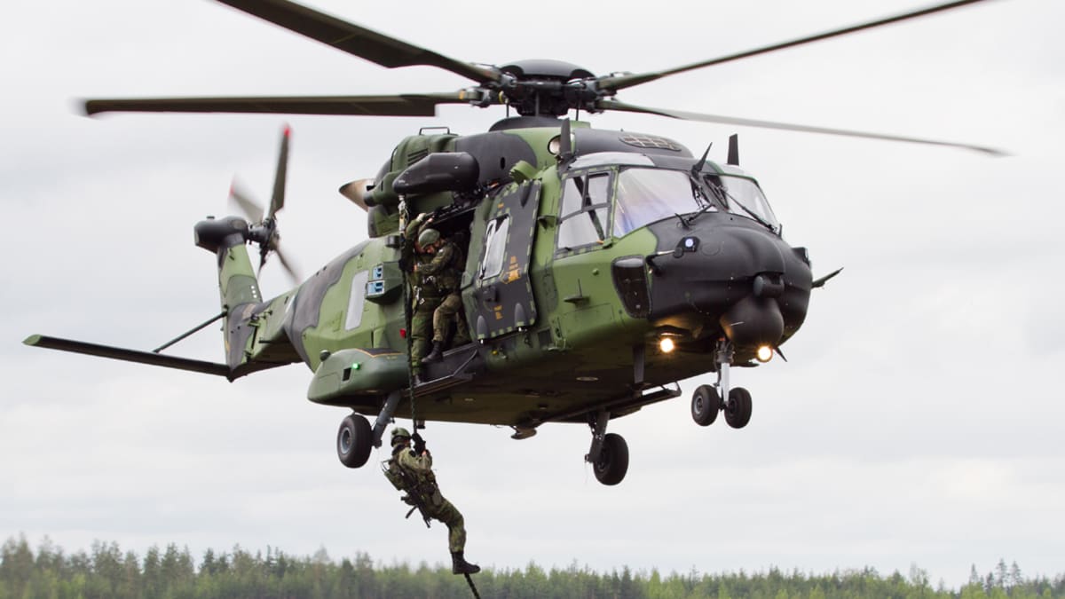 Sotilaat laskeutuvat helikopterista köyttä pitkin