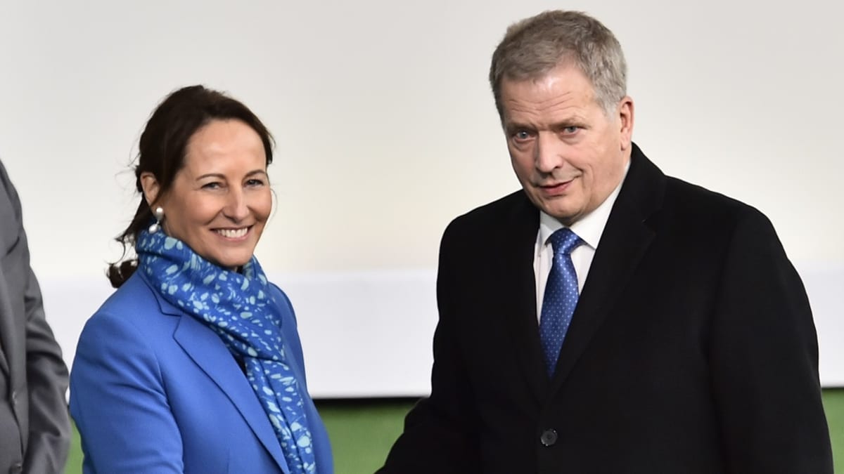Ranskan ympäristö- ja energiaministeri Ségolène Royal toivottaa presidentti Sauli Niinistön tervetulleeksi Pariisin ilmastokokoukseen.