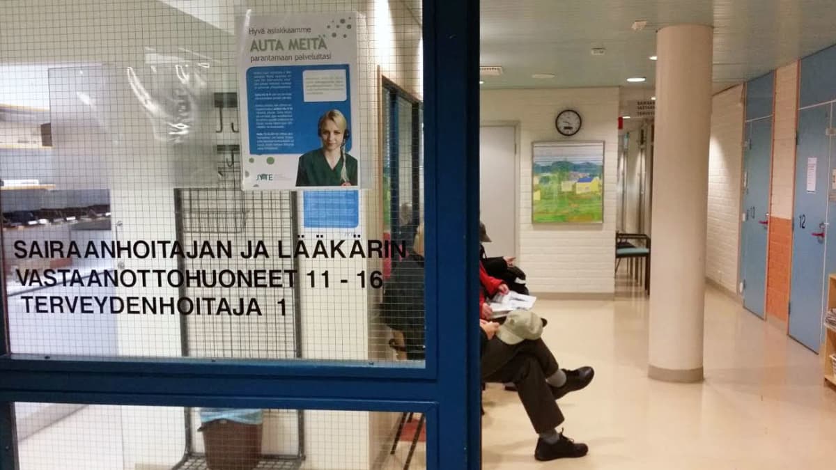 Anonyymejä ihmisiä terveyskeskuksen odotushuoneessa.