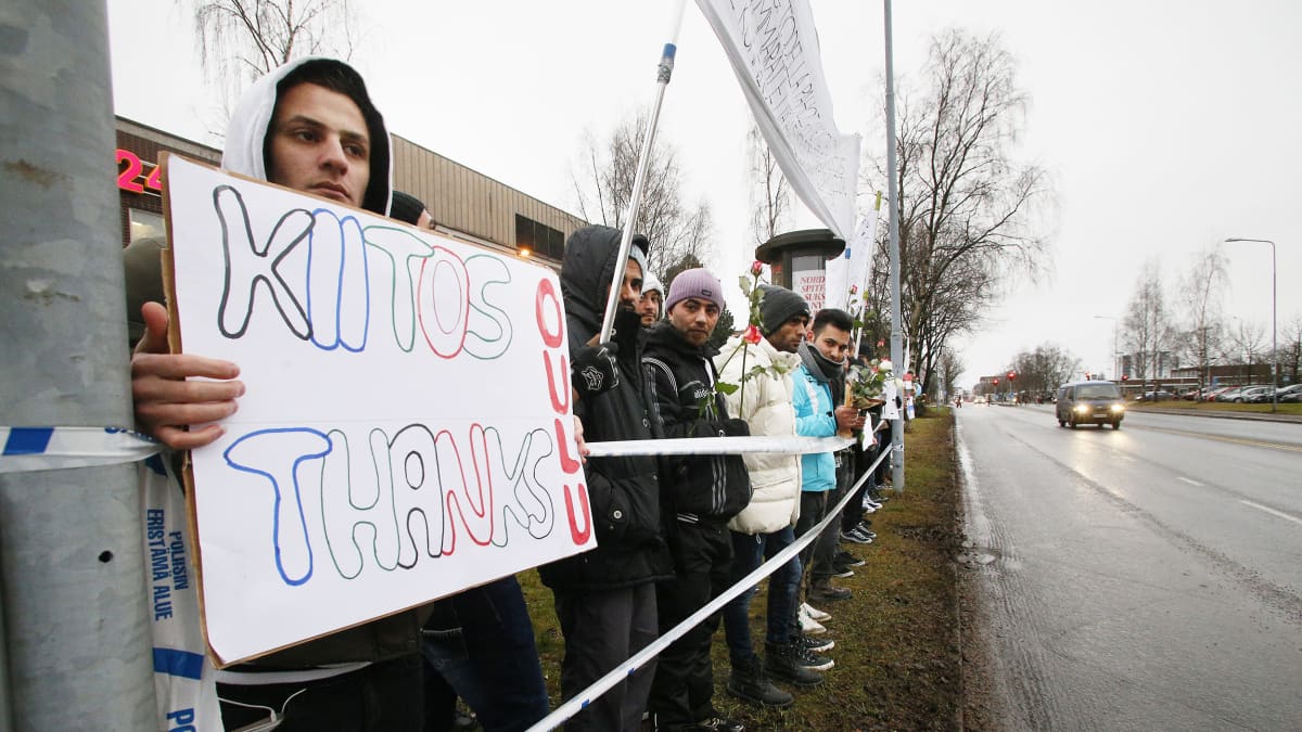 Turvapaikanhakijoiden kiitosmarssi Oulun pääpoliisilaitoksen edustalla 1. joulukuuta.