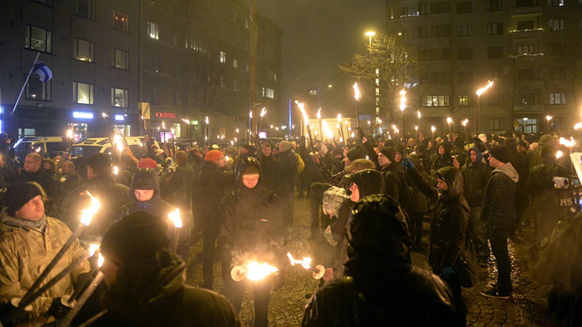 612.fi-yhdistyksen soihtukulkue valmistautui lähtemään Helsingin Töölöntorilta kohti Hietaniemen sankarihautausmaata itsenäisyyspäivänä 6. joulukuuta.