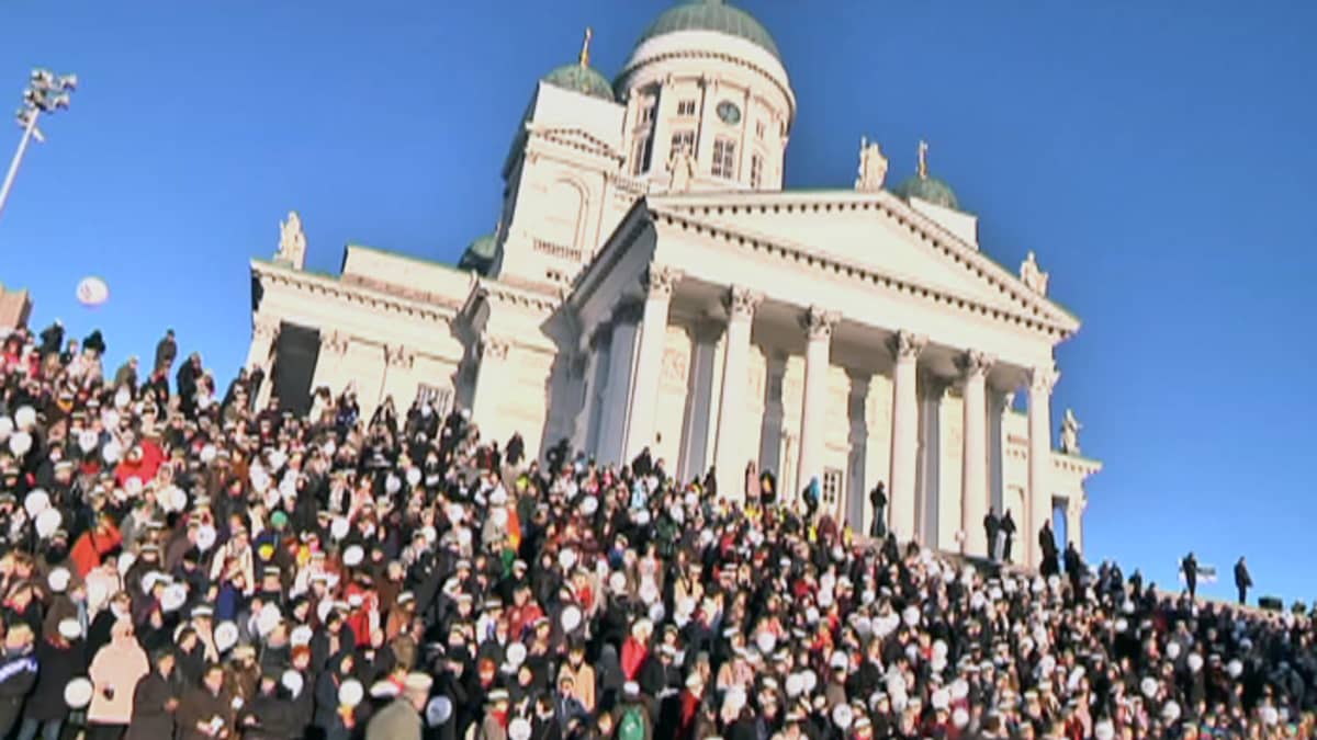 ihmisiä portailla