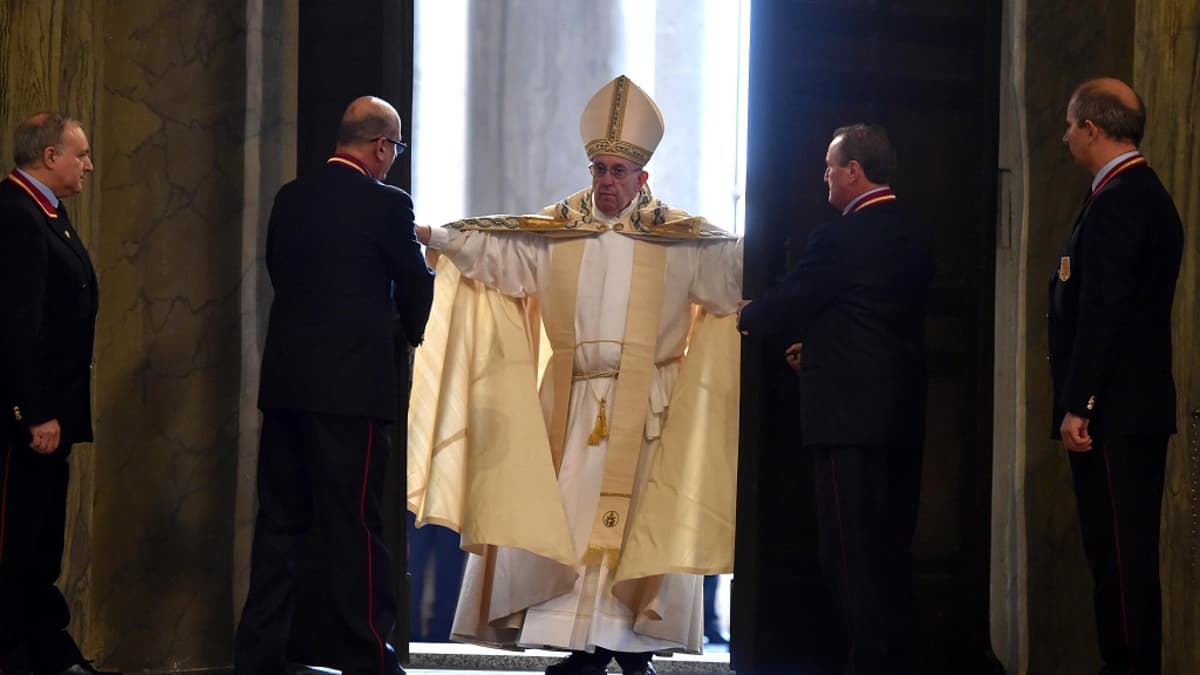 Paavi avaa Pietarinkirkon pyhän oven.