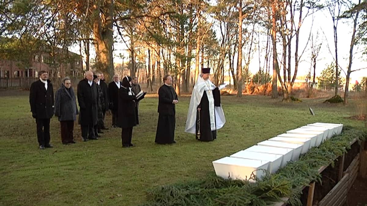 Venäläisten sotilaiden hautaaminen Lappeenrannassa