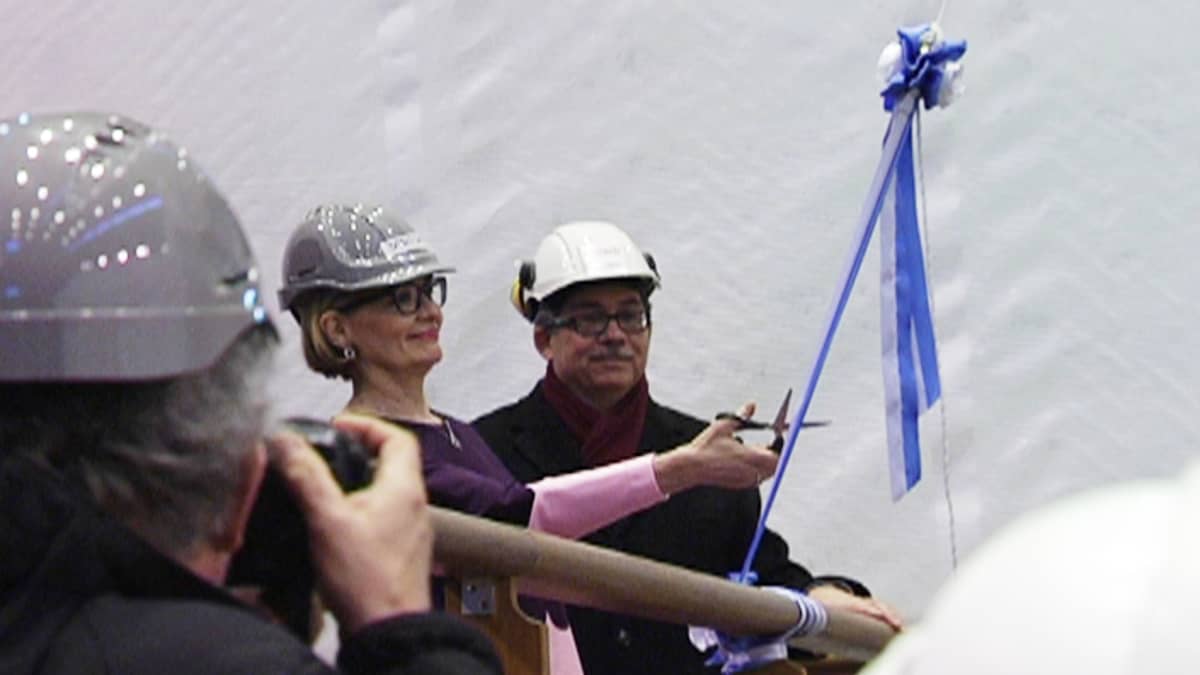 Jäänmurtajan kummina toimii eduskunnan varapuhemies Paula Risikko. Hänen vierallään seisoo Arctechin toimitusjohtaja Esko Mustamäki.