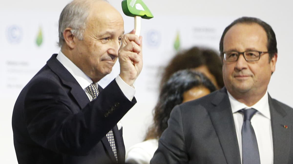 Ranskan ulkoministeri Laurent Fabius heilutti ilmastokokouksen virallista nuijaa sopimuksen hyväksymisen jälkeen.