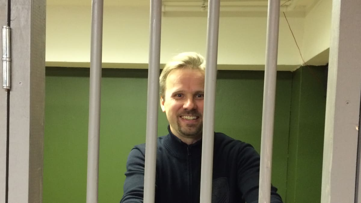 Yrittäjä Juha-Mikael Malinen esittelee pelihuonettaan, johon kuuluu osana vankiselli.