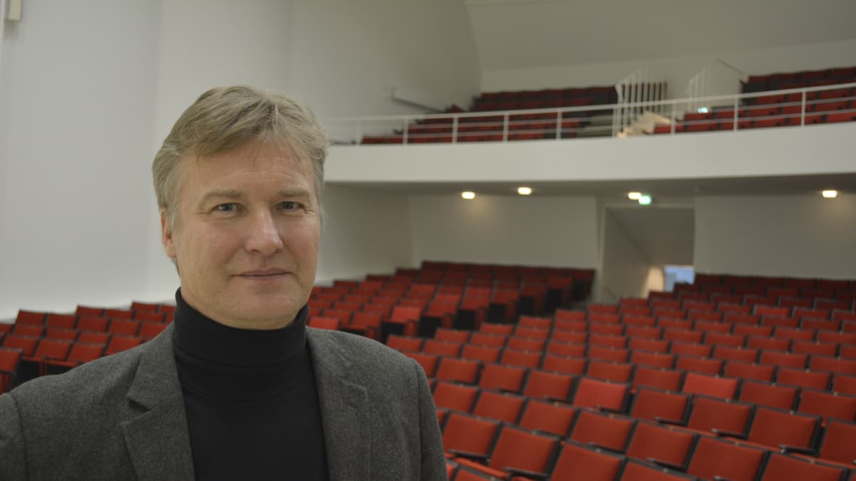 Lahden konservatorion rehtori Eero Pulkkinen pitää salin akustiikkaa erinomaisena.