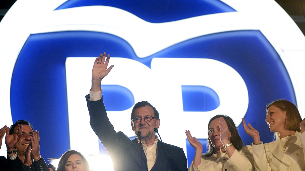 Mariano Rajoy juhlii vaalivalvojaisissa Madridissa.