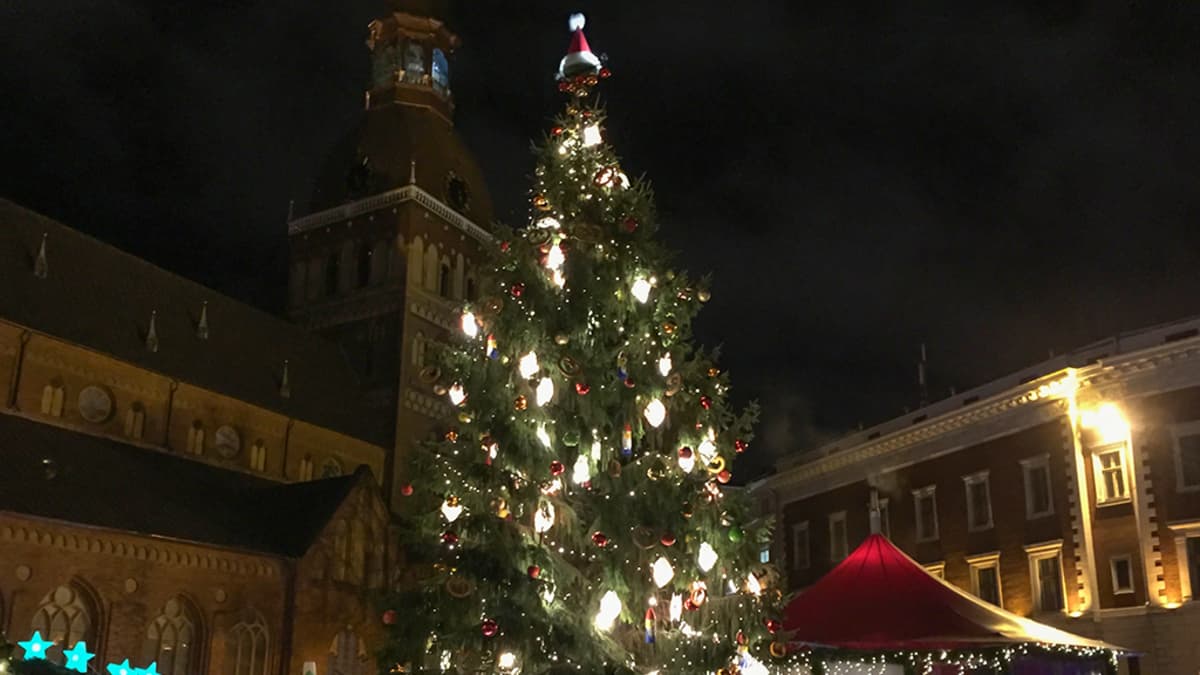 Riian perinteisin joulukuusi löytyy Tuomiokirkon aukiolta, jossa on myös toinen vanhankaupungin joulutoreista.