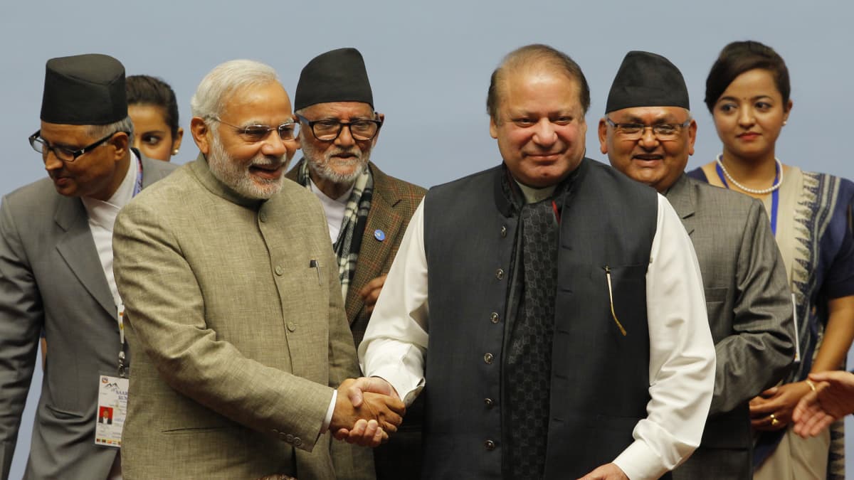 Intian pääministeri Narendra Modi ja Pakistanin pääministeri Nawaz Sharif kättelevät.