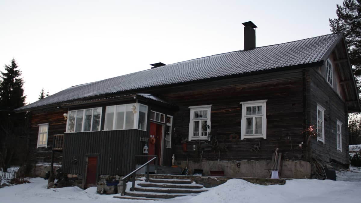 Haralan talo on ollut iso kantatila. Vanhin osa, savupirttiosa (kuvassa vas.), on ollut nykyisellä paikallaan arviolta 170 vuotta. Taloa on laajennettu myöhemmin kuistilla ja lisäosalla (kuvassa oik.).