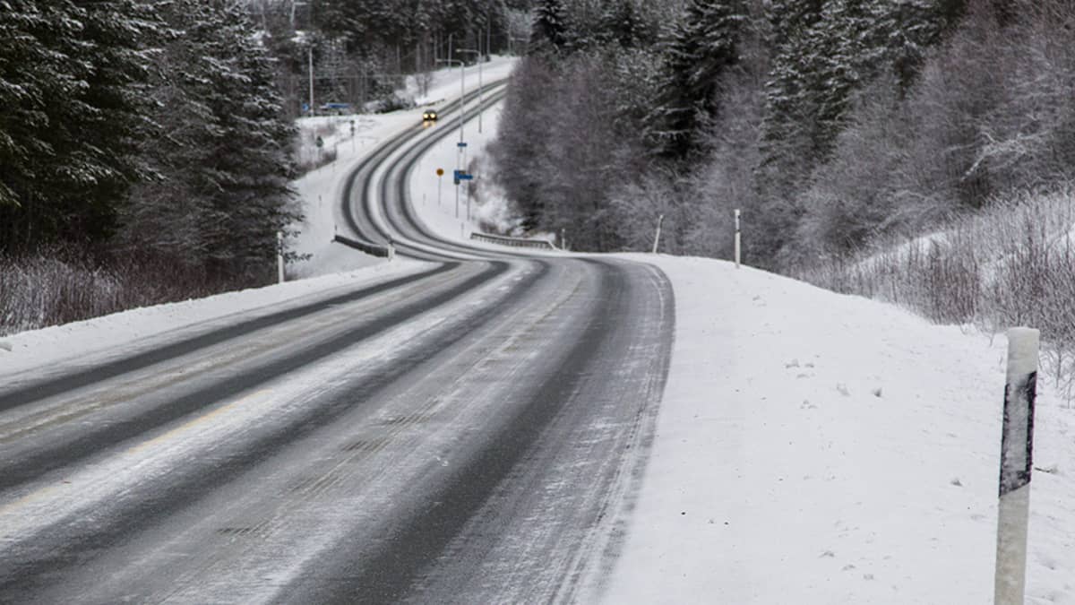 Jäinen tienäkymä Sotkamossa 15. joulukuuta 2015. 