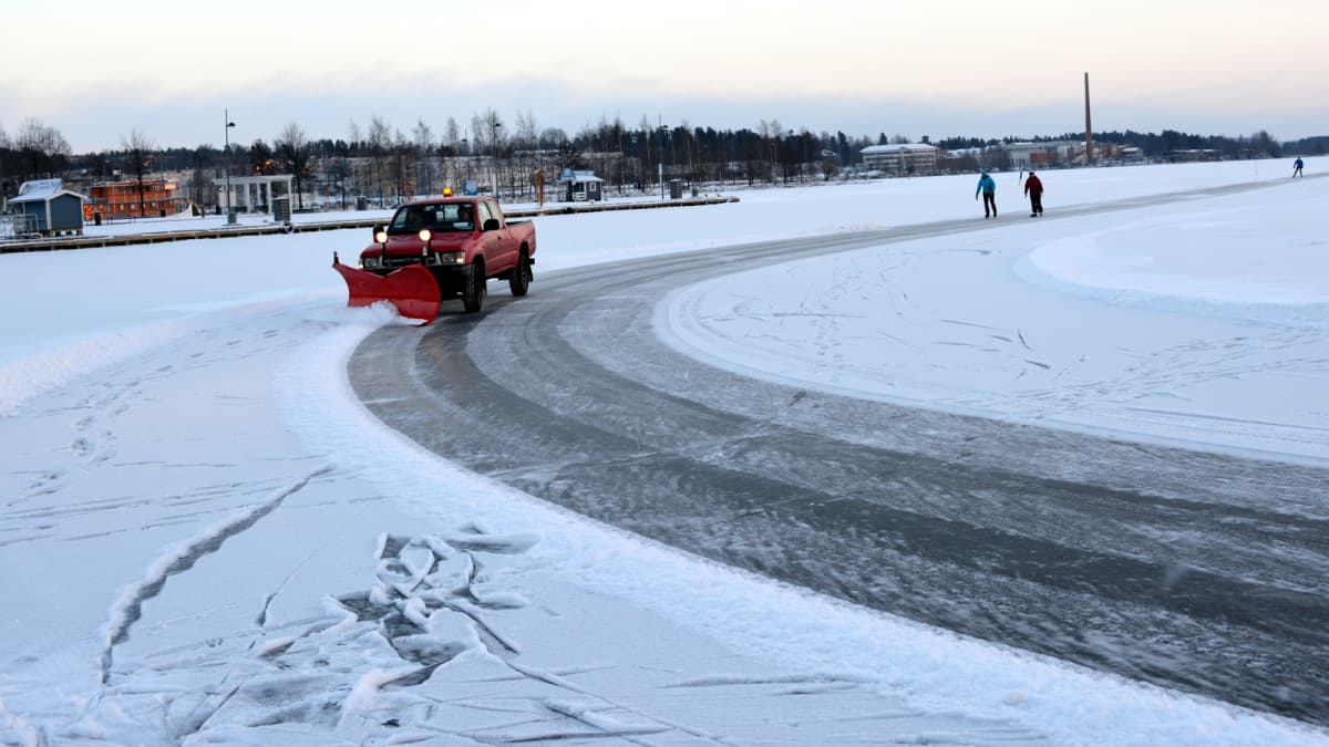 Auto auraa lunta Kuopion jäämaratonradalla.