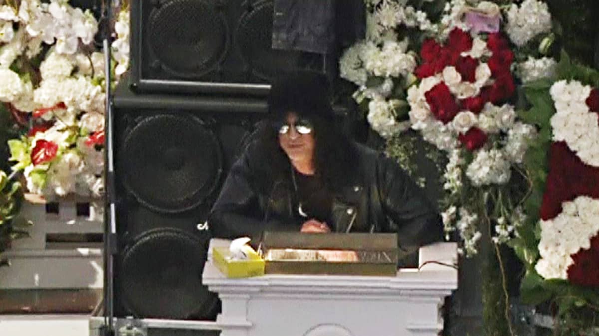 Muusikko Slash puhumassa Lemmy Kilmisterin muistotilaisuudessa.