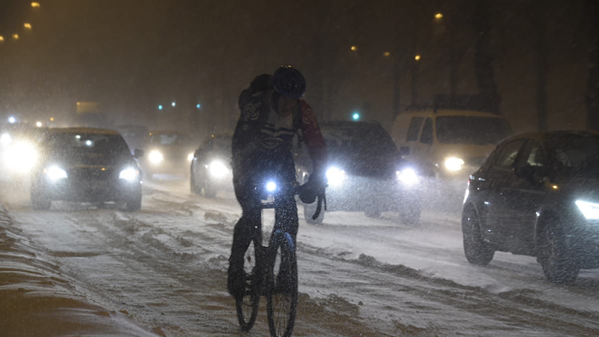 Talvipyöräiljä matkasi Helsingissä lumimyräkässä tiistaina aikaisin aamulla 12. tammikuuta 2016.