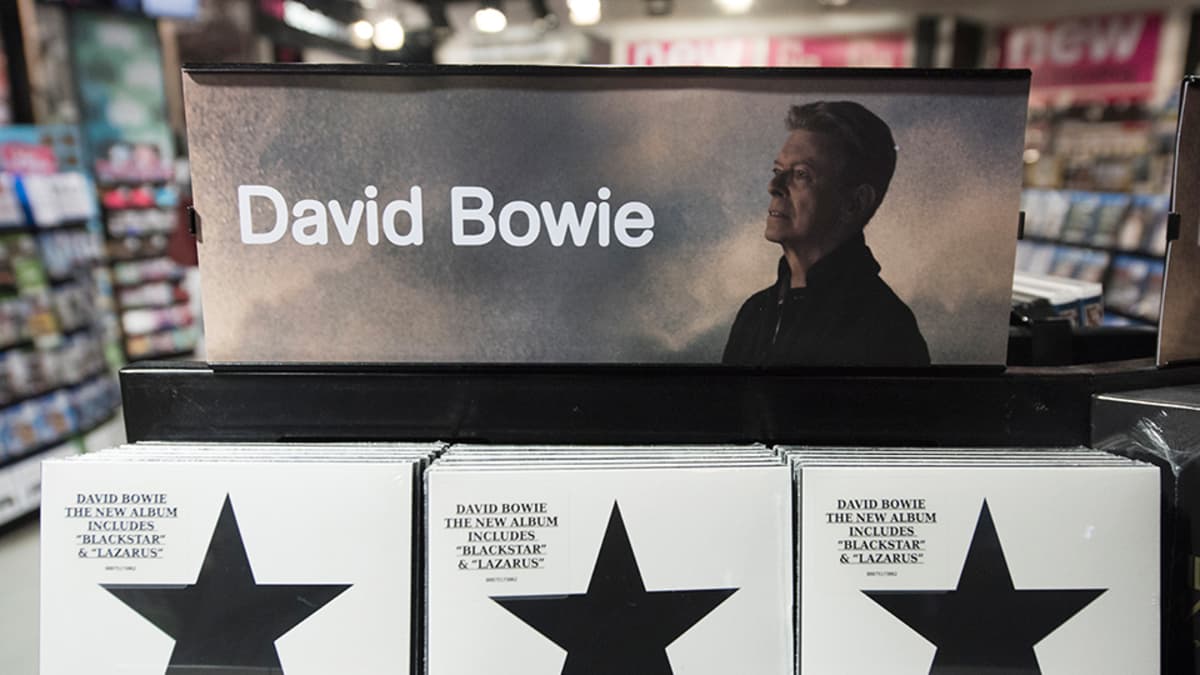 David Bowien Blackstar -levyjä myynnissä Lontoon HMV tavaratalossa 11. tammikuuta.
