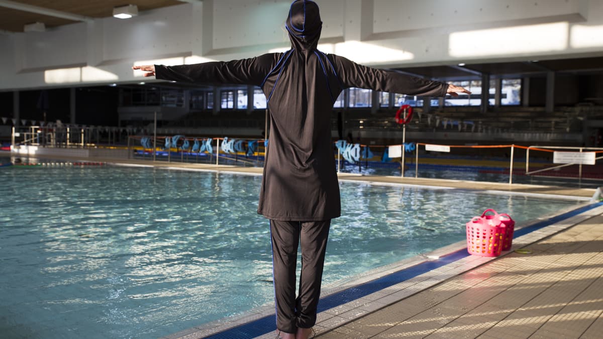 Musliminaisen uimapuku burkini