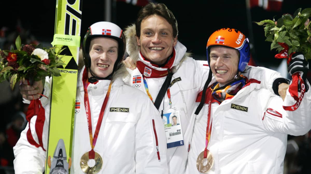 Norjan päävalmentajana toiminut Mika Kojonkoski Torinon kultamitalistien Lars Bystölin ja  Roar Ljökelsöyn kanssa.