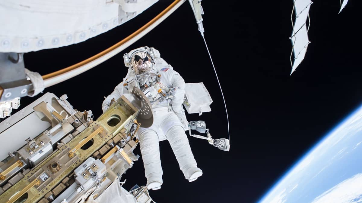 Astronautti Tim Kopra avaruuskävelyllä 22. joulukuuta 2015.