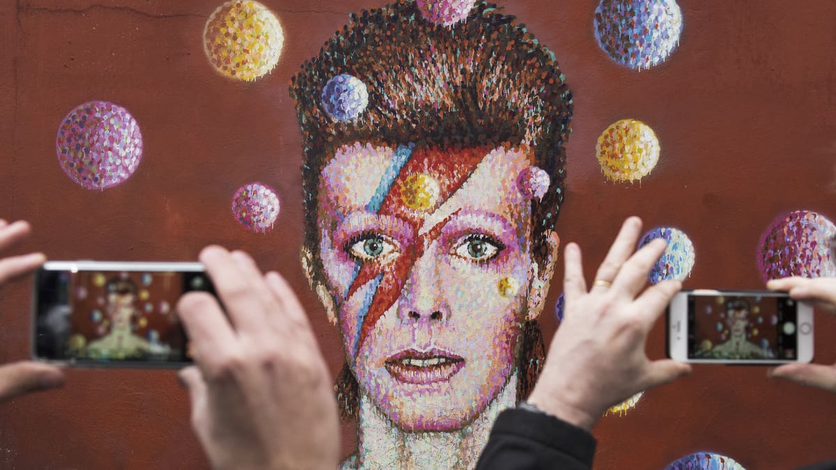 David Bowieta esittävä seinämaalaus Lontoon Brixtonissa.