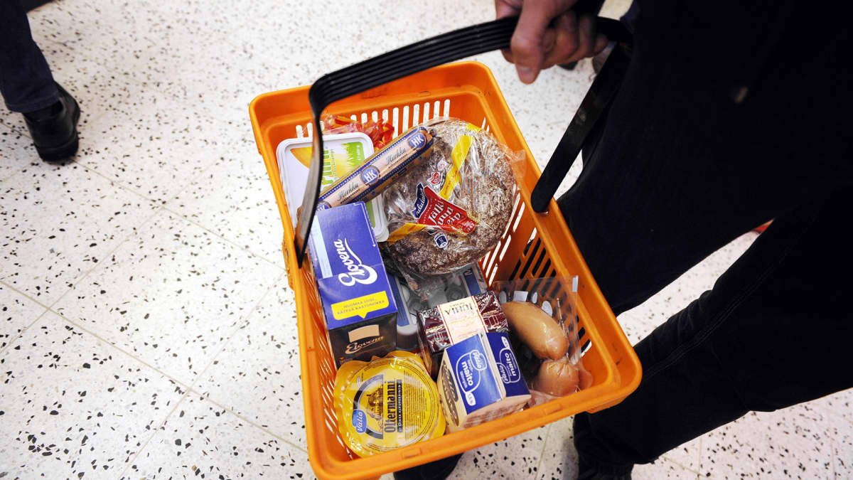 Peruselintarvikkeita ruokakaupan ruokakorissa.