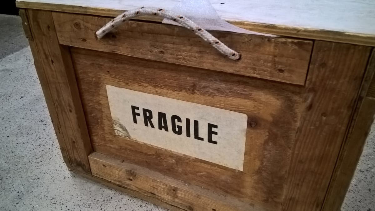 Puinen laatikko, jossa lukee fragile