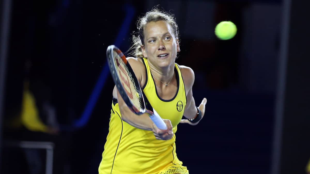 Barbora Strycova lyö palloa. 