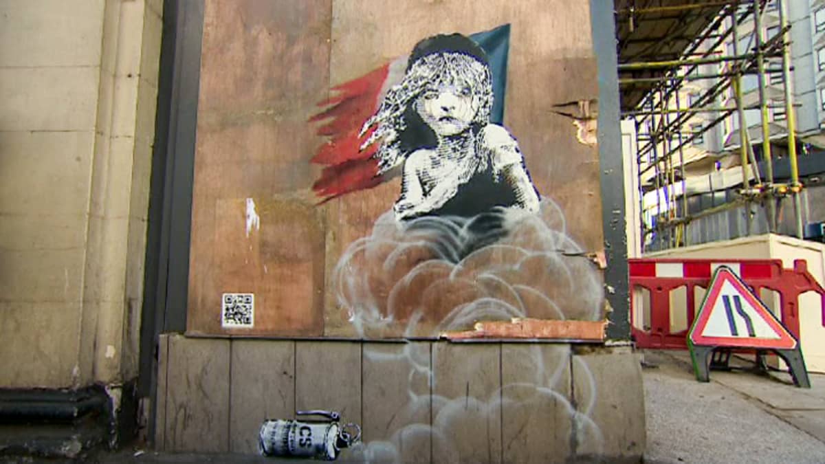 Katutaiteilija Banksyn Ranskaa kritisoiva teos pantiin kiireen vilkkaa  piiloon Lontoossa | Yle Uutiset