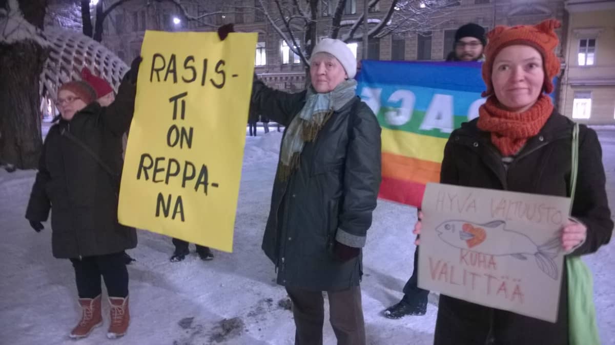 Rajat kiinni! -mielenosoitusta vastustava mielenosoitus Turun kaupungintalon pihalla tammikuussa 2016.