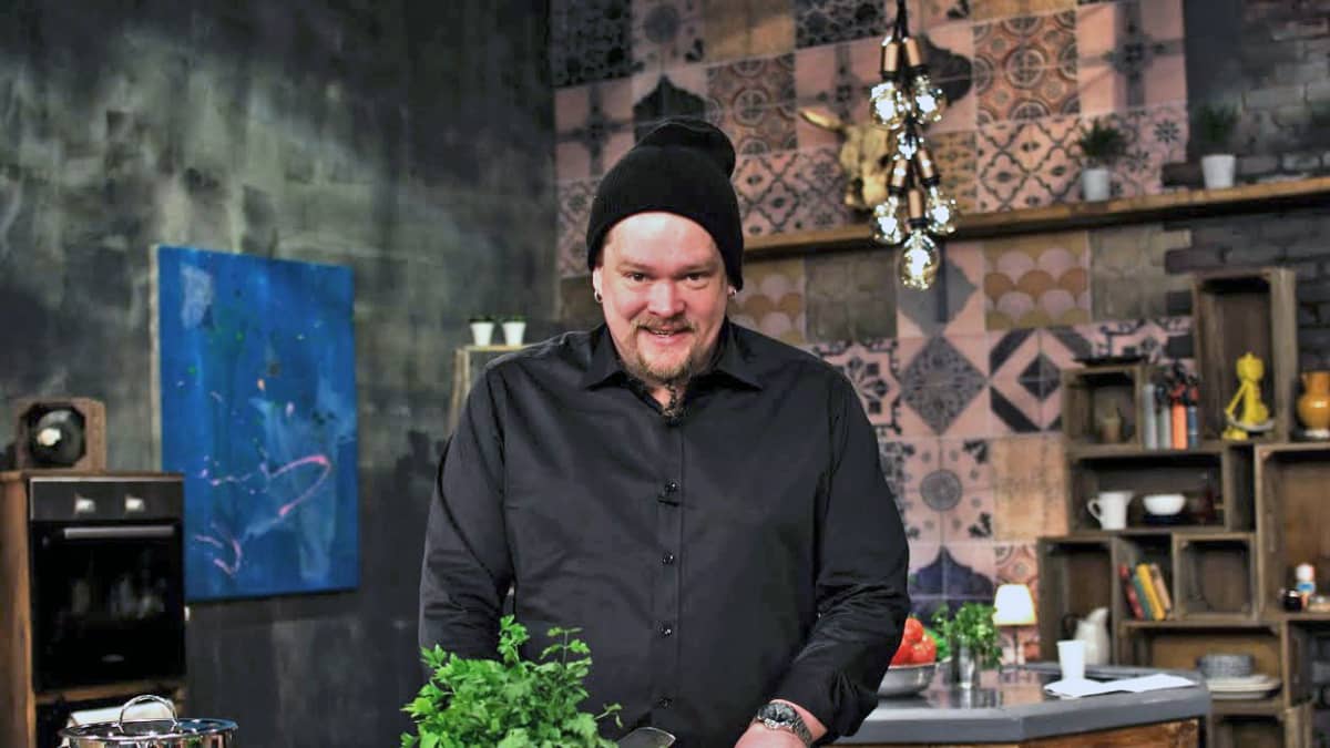 Ville Haapasalo seisoo ohjelmaa varten lavastetussa keittiössä 