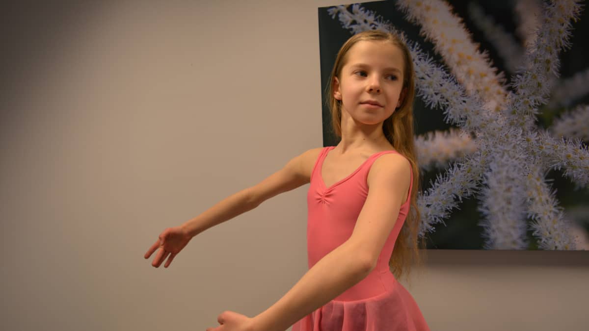Pinja Rissanen harrastaa balettia 5-6 kertaa viikossa. Baletin lisäksi harrastuksiin kuuluu nykytanssi ja viulunsoitto.