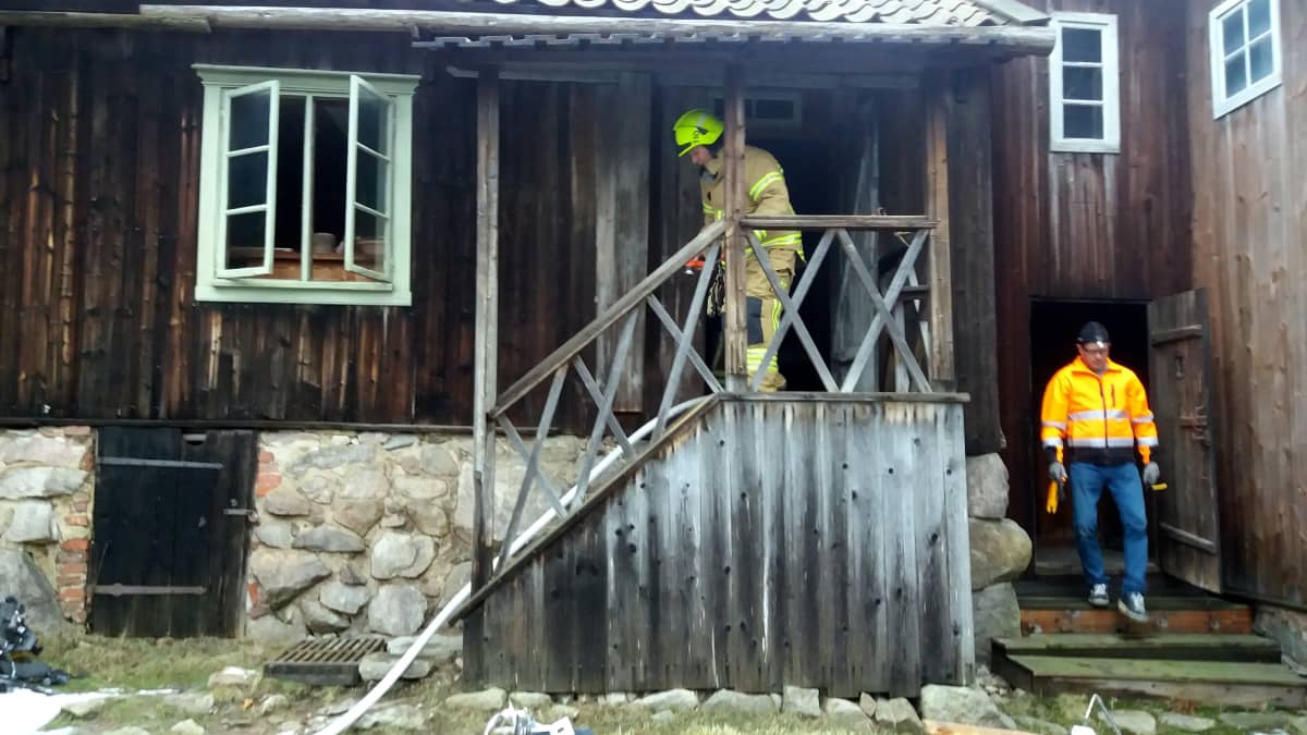 Hansikkaantekijän verstas sijaitsee talossa numero 178, jossa myös on kellosepän verstas ja kammantekijän talo.