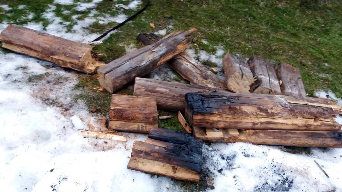 Sammutustöiden yhteydessä kärsi vaurioita verstaan hirsirakenteinen väliseinä.