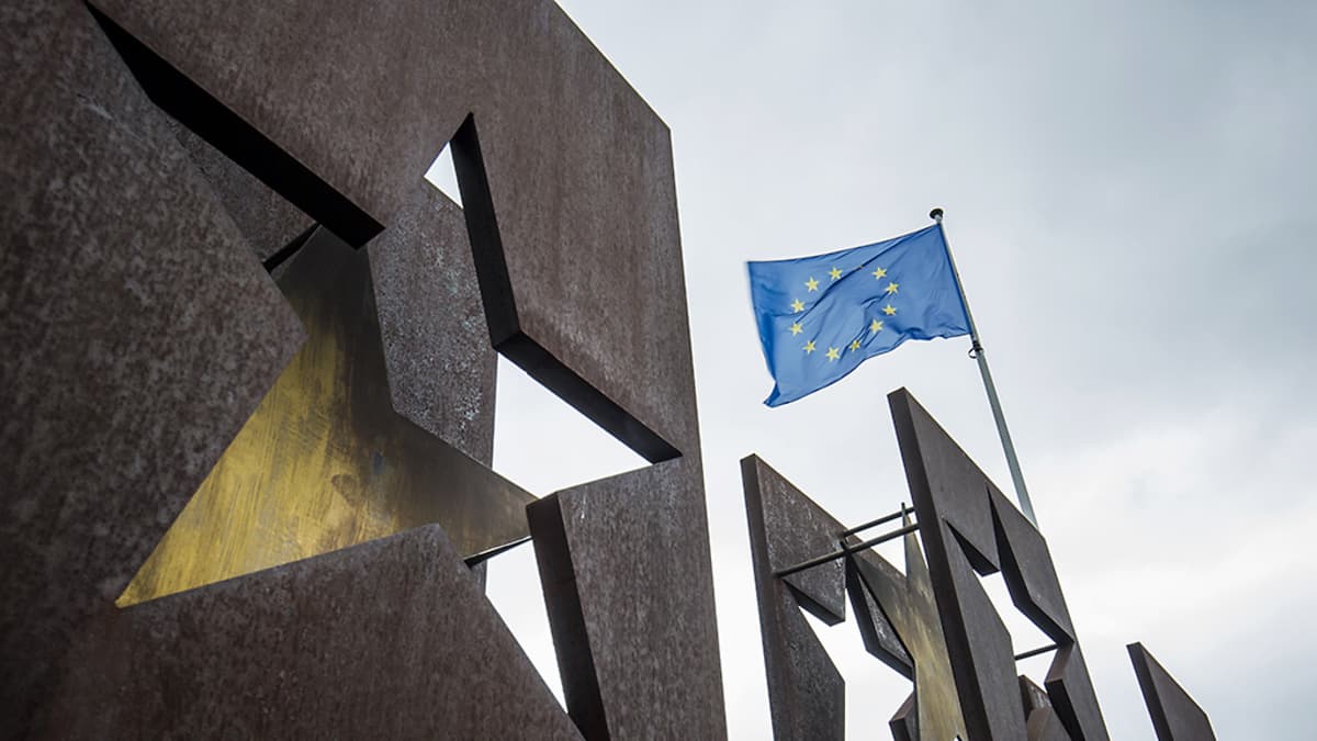 EU:n lippu liehuu tuulessa Schengen-sopimuksen muistomerkin yläpuolella 1. helmikuuta 2016.