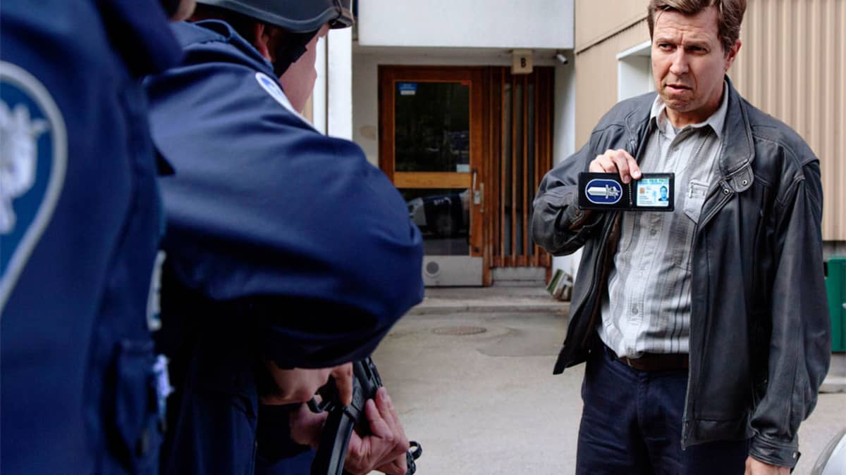 Martti Suosalo rikoskomisario Teppo Korhosena elokuvassa Tappajan näköinen mies.