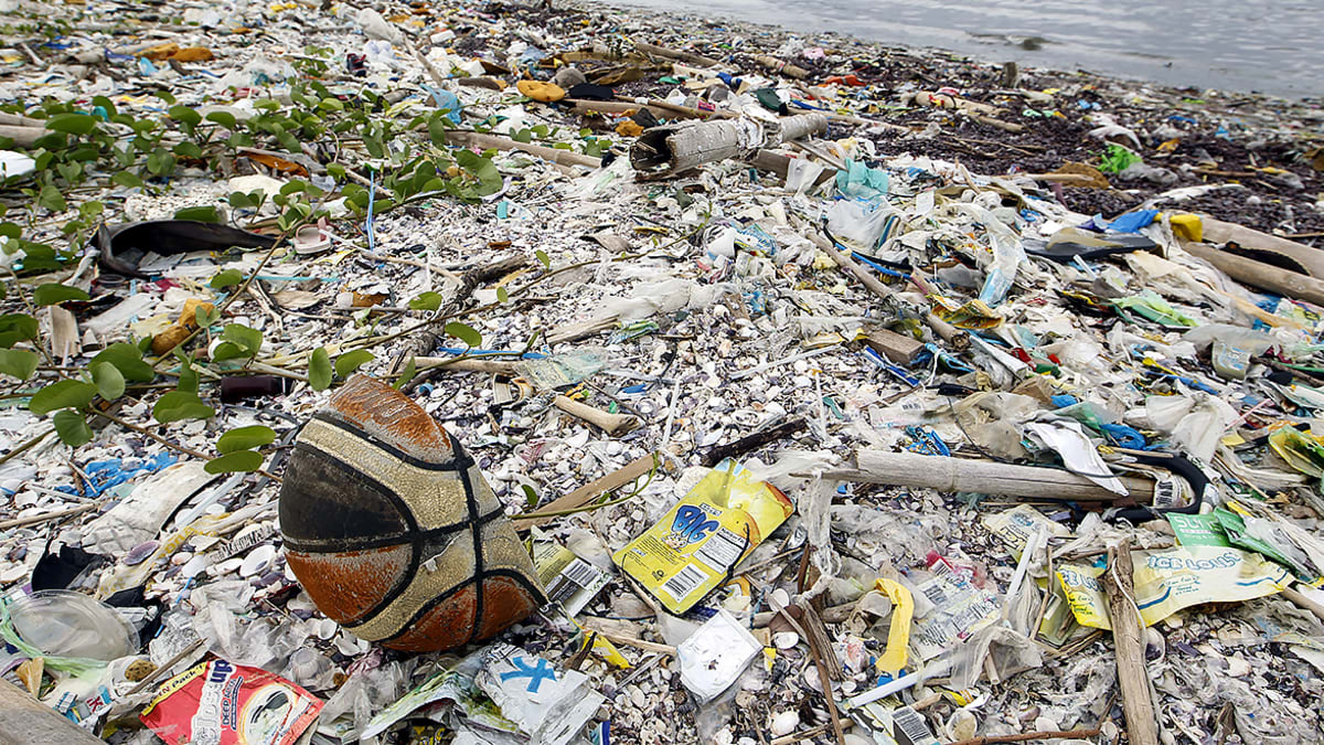 Vapaaehtoiset keräsivät roskia merenrannnasta Manilasssa 27. syyskuuta 2014.