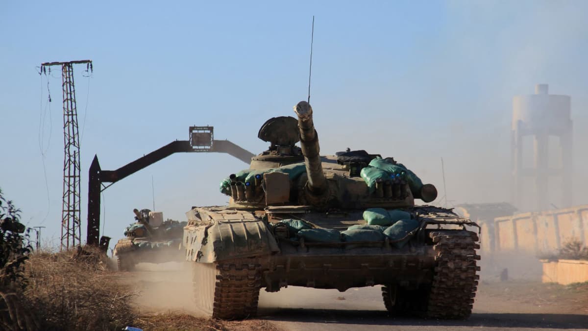 Syyrian hallituksen panssarivaunuja Tal Jabinin kylässä Aleppon pohjoispuolella 3. helmikuuta.