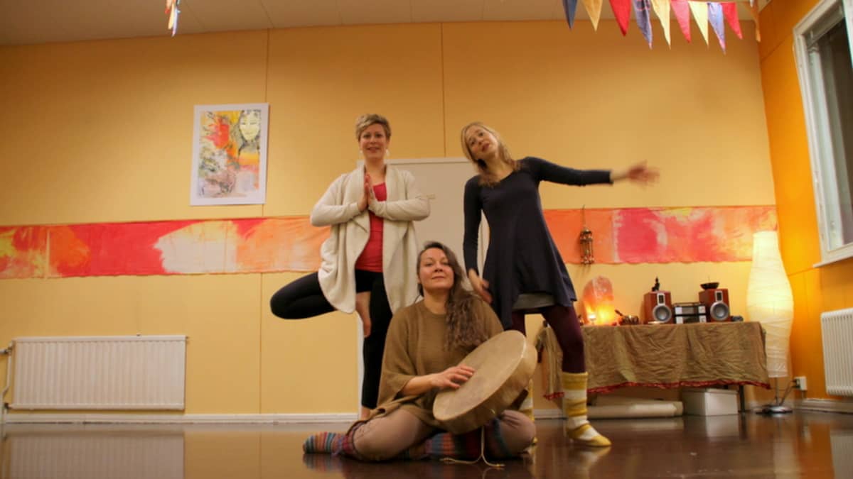 Satu Malinen, Dalva Lamminmäki ja Ilona Tapanainen esittelevät omia alojaan. Malinen vetää joogaa, Lamminmäki rumpupiiriä ja Tapanainen tanssi- ja liiketerapeuttista ryhmää.