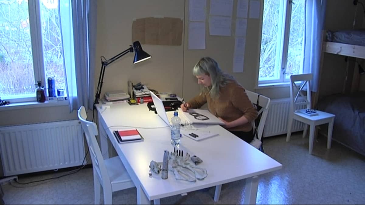 Camilla Edström Ödemark työhuoneessaan Örössä.