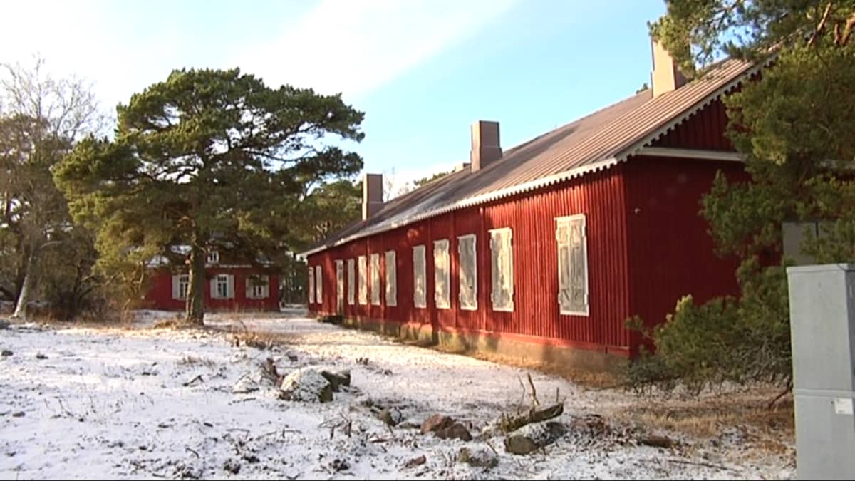 Kasarmirakennuksia Örössä