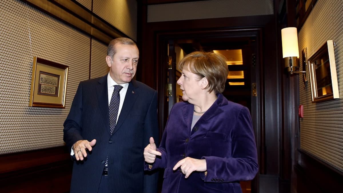 Erdoğan ja Merkel keskustelevat käytävällä. 