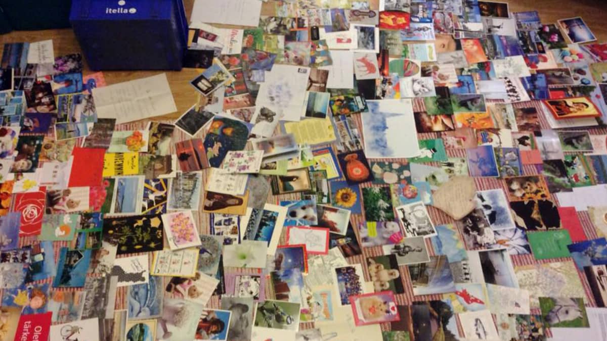 Valtavasti postikortteja lattialla