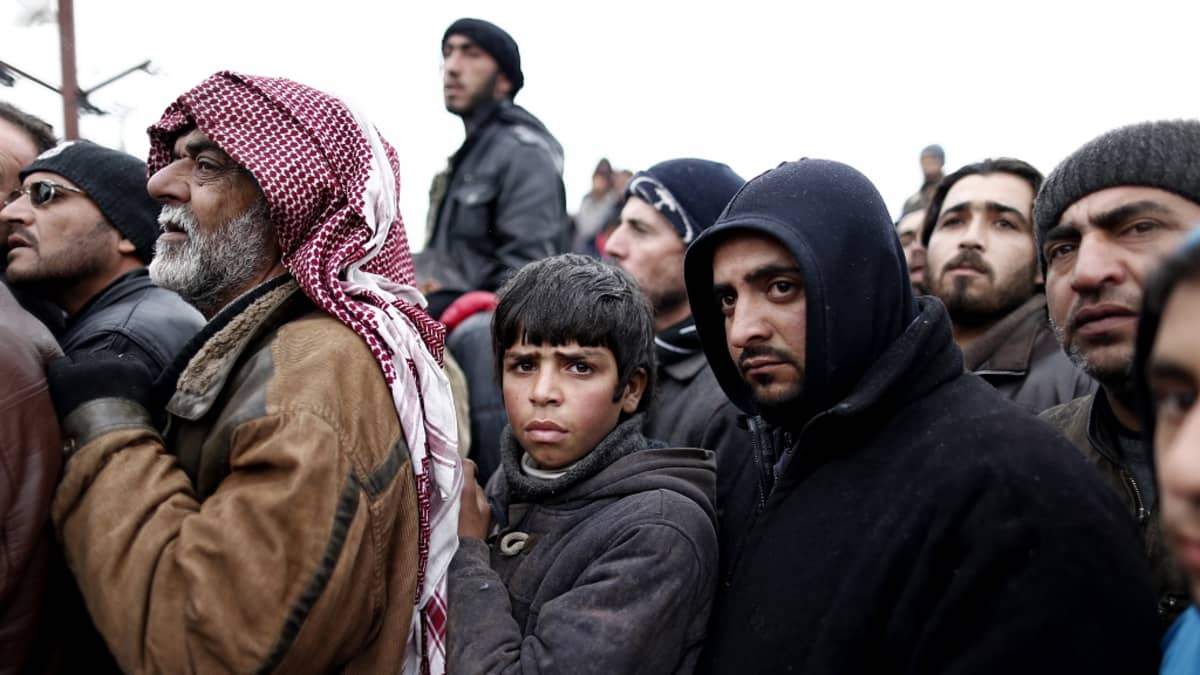 Sotaa pakenevat syyrialaiset jonottavat ruokaa pakolaisleirissä Pohjois-Syyriassa lähellä Turkin rajaa.