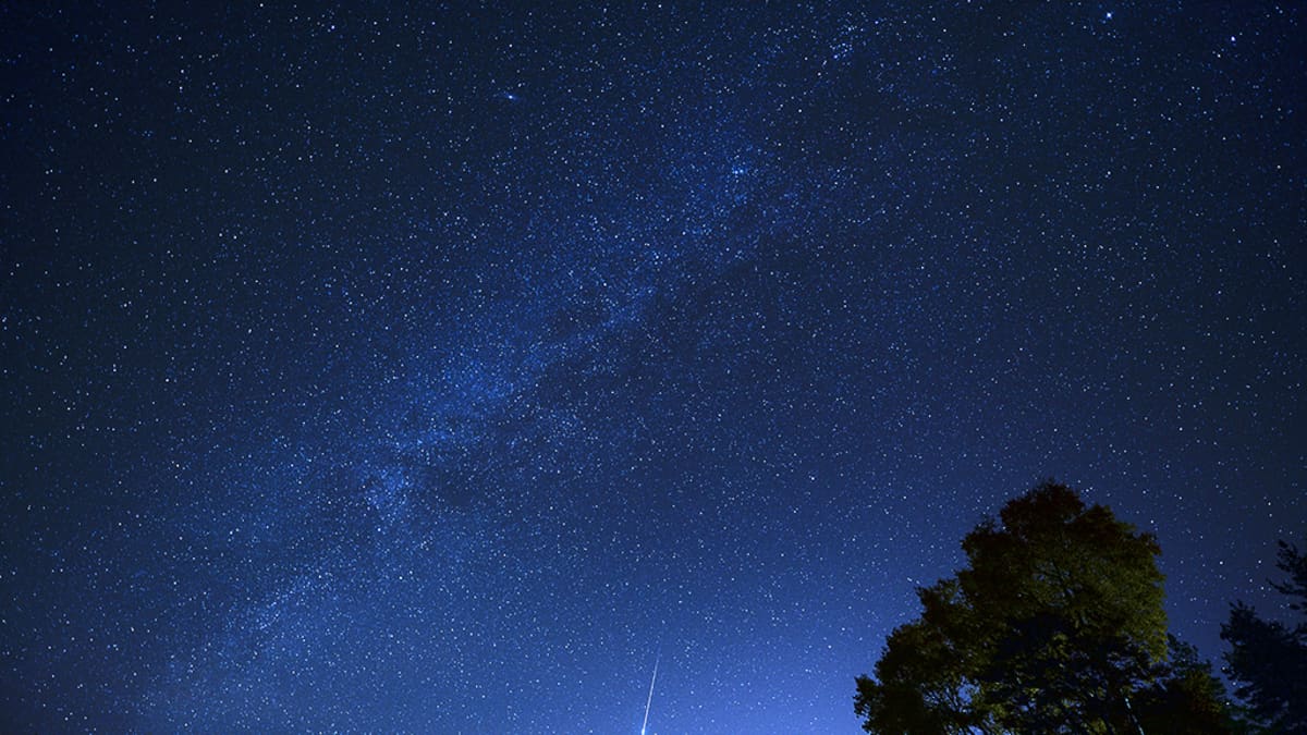 Meteori jättää näkyvän vanan pimeälle yötaivaalle.