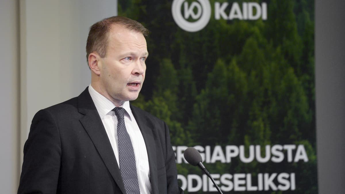 Pekka Koponen tiedotustilaisuudessa Finlandia-talossa Helsingissä.