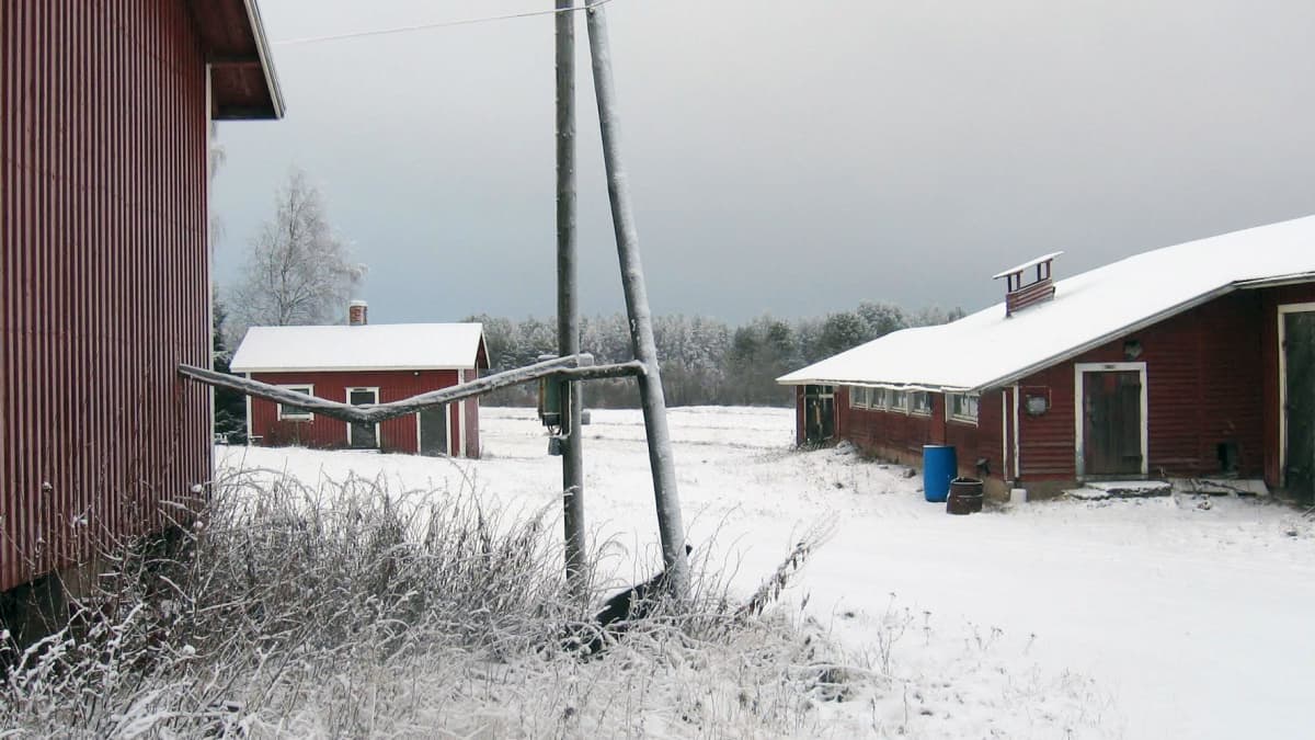Taloja lumisessa maisemassa.