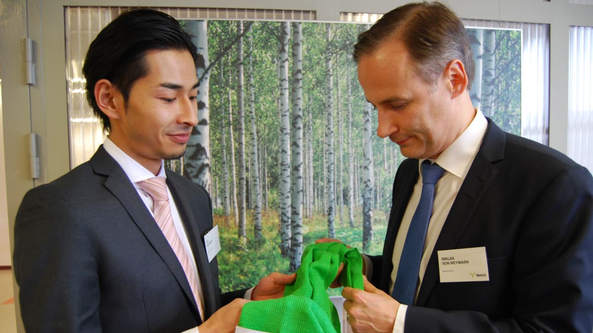 Keiji Takanashi Itochu Corporationista ja Metsä Fibren tutkimusjohtaja Niklas von Weymarn ja uusi innovaatio, sellusta tehty huivi.